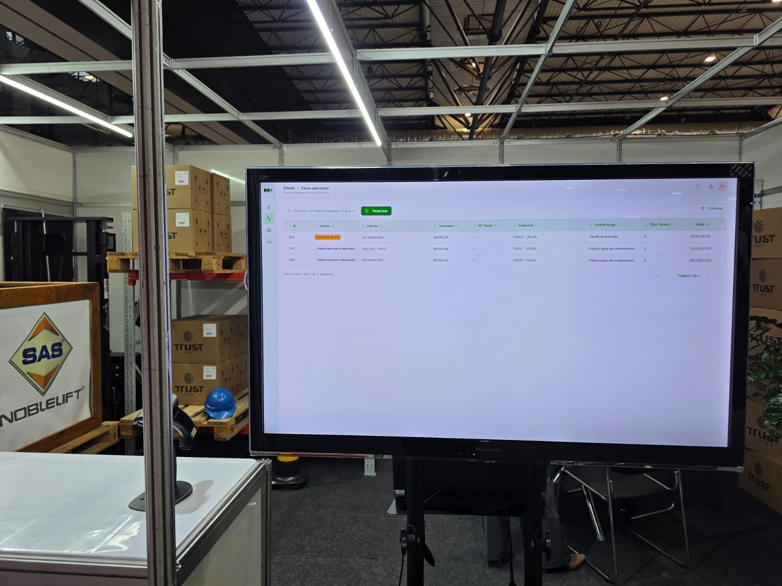 Monitor exibindo o fluxo de operação do WMS durante a demonstração