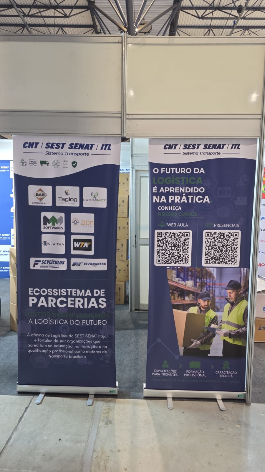 Banners sobre capacitação e o ecossistema de parceiros no estande
